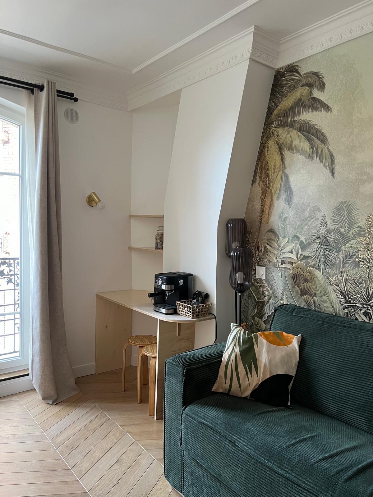 Petit balcon avec vue sur Paris – parfait pour la stimulation visuelle des chats et chiens. Petit balcon avec vue sur Paris – parfait pour la stimulation visuelle des chats et chiens.