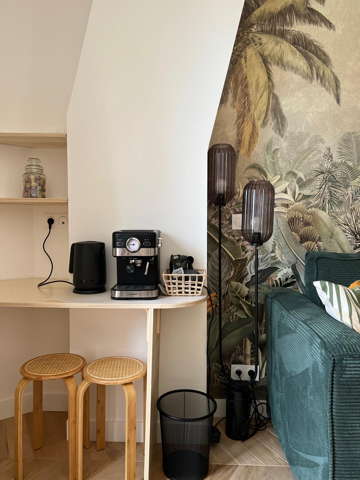 Petit espace bureau – je travaille à domicile et suis toujours présente pour les animaux. Petit espace bureau – je travaille à domicile et suis toujours présente pour les animaux.