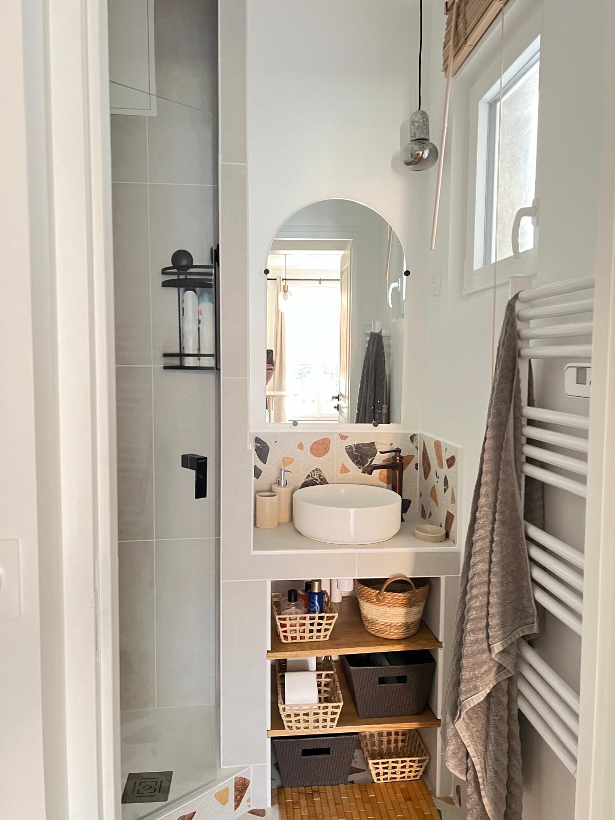 Salle de bain propre et bien entretenue – pour un environnement sain et sans odeurs.
Salle de bain propre et bien entretenue – pour un environnement sain et sans odeurs.