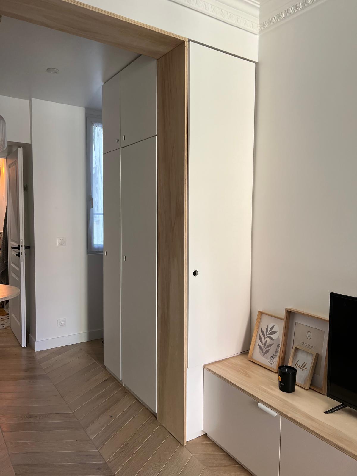 Espace de rangement fonctionnel – tout est soigneusement stocké pour un environnement propre.
Espace de rangement fonctionnel – tout est soigneusement stocké pour un environnement propre.