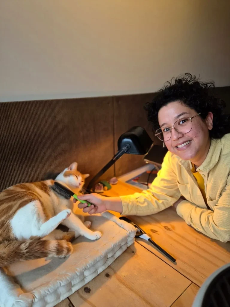rocio et chats Rocio la gardienne avec un chat.