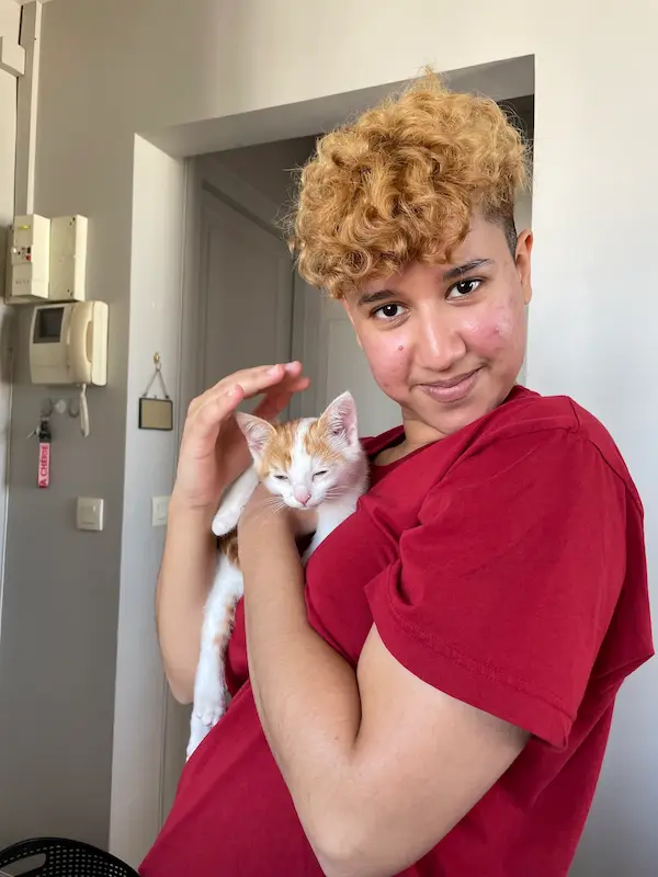 rocio le cat sitter Rocio le cat sitter avec Mimolette, le chat orange et blanc